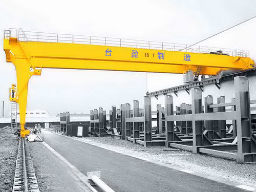半门式起重机