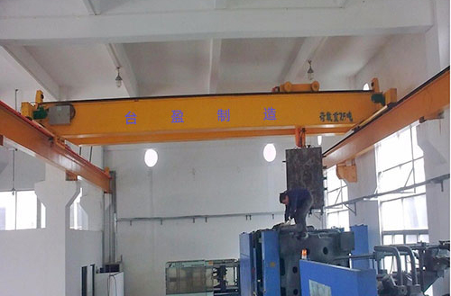 起重机液压系统的换向和操纵